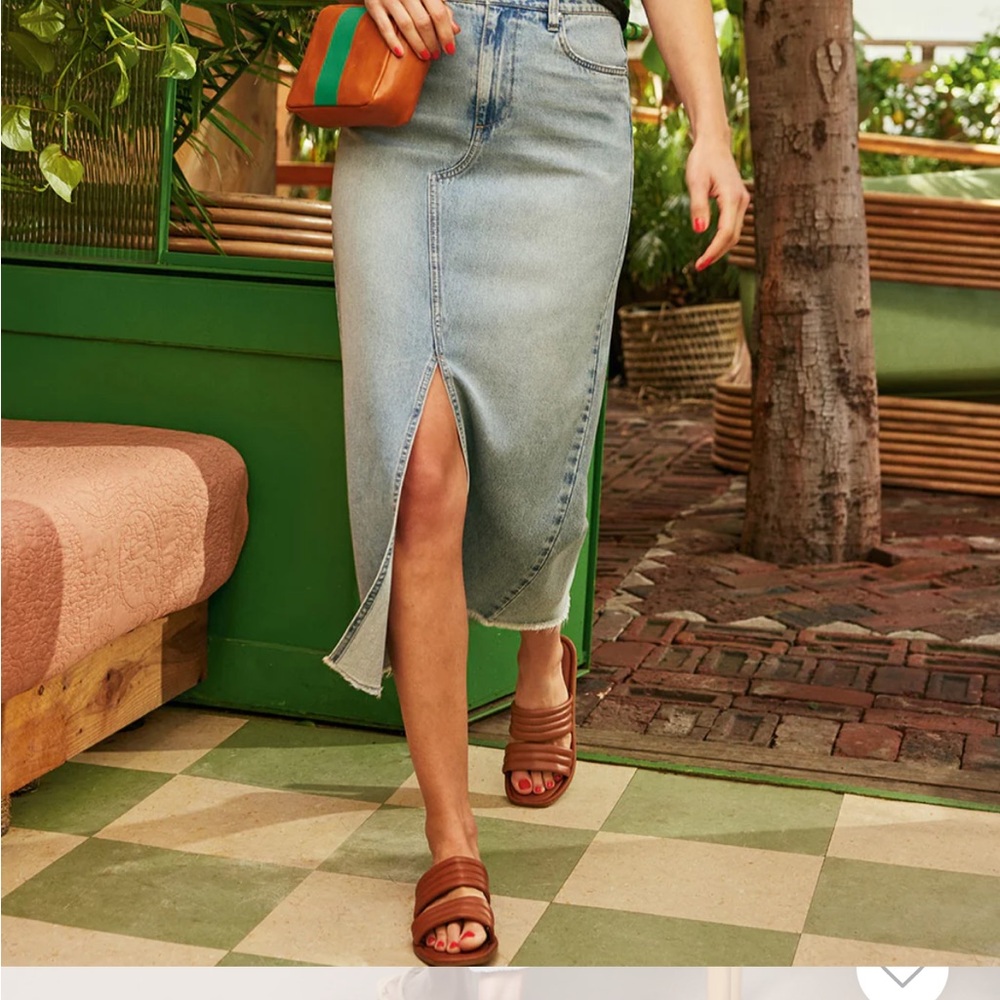 Brea Long Skirt
Kut From The Kloth
Denim Skirt with Front Slit